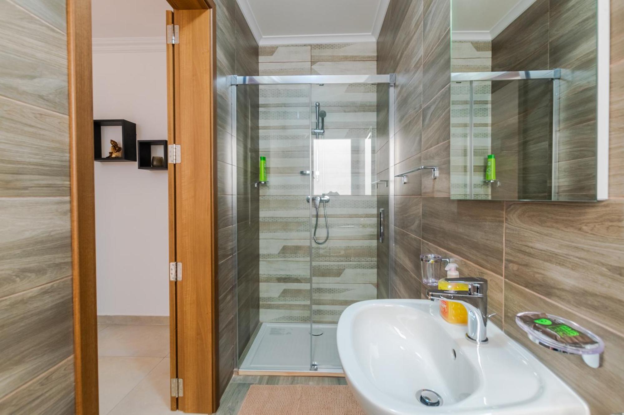 Brand New 3 Bdr 2 Bth B10 Appartamento *